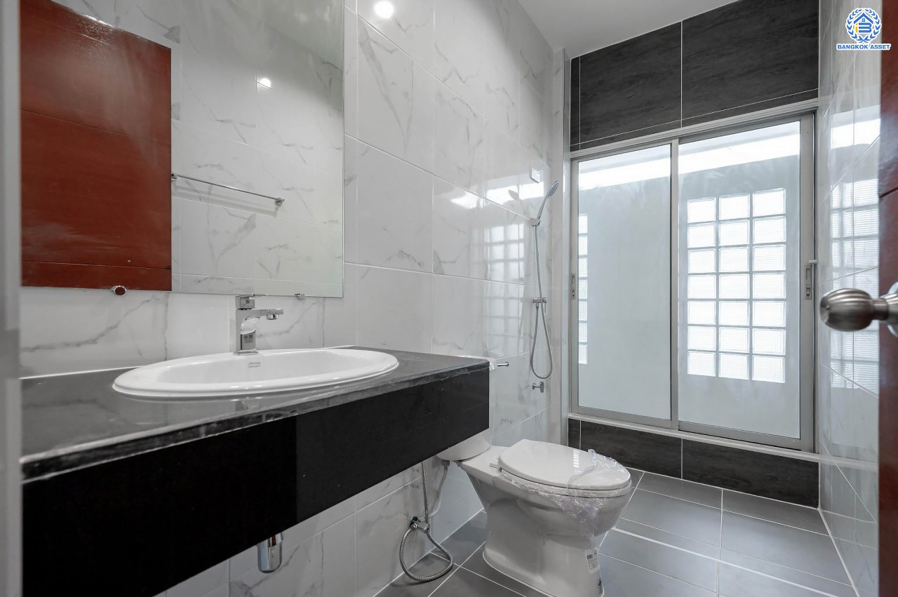 บ้านมือสองตกแต่งใหม่ โครงการ ปารวีร์ เพชรเกษม63 เนื้อที่ 82.4 ตร.ว. ฟังก์ชัน 3 ห้องนอน 4 ห้องน้ำ 1 ห้องแม่บ้าน 2 ที่จอดรถ บนพื้นที่ใช้สอย 244.52 ตร.ม. ทำเลศักยภาพ เชื่อมต่อหลายเส้นทาง ใกล้เดอะมอลล์บางแค จุดขึ้นทางด่วน "พระราม2" และรถไฟฟ้าสายสีน้ำเงิน "สถานีหลักสอง"